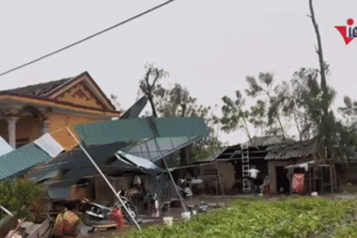 Tin tức trong ngày - Mở cửa nhà sau cơn bão số 5 dị thường, người dân Hà Tĩnh oà khóc