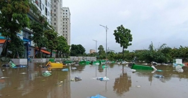 Chung cư ở Hà Nội thành "ốc đảo" sau mưa lớn, l...