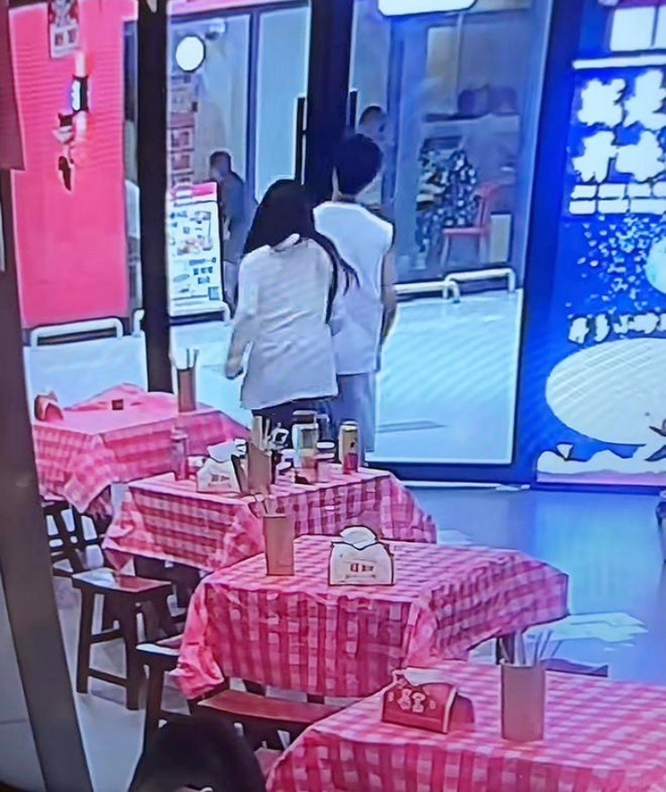 Ăn no rồi bùng tiền, cặp đôi bị chủ quán tung video "dằn mặt” 3 Ăn no rồi bùng tiền, cặp đôi bị chủ quán tung video “dằn mặt” - 2