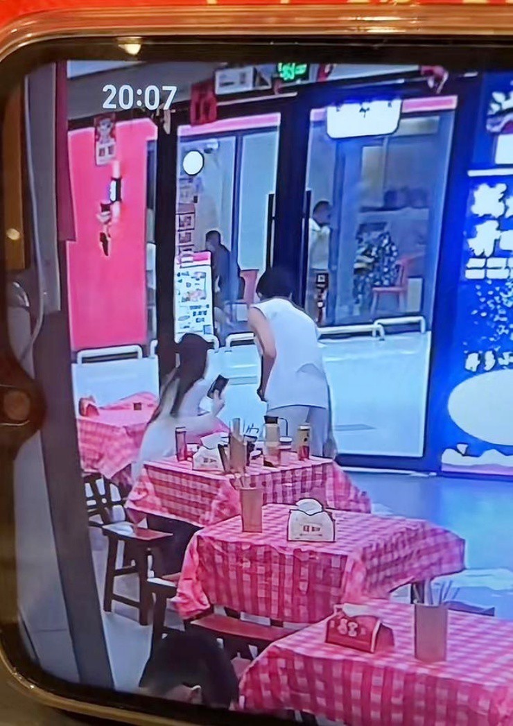 Ăn no rồi bùng tiền, cặp đôi bị chủ quán tung video "dằn mặt” 1 Ăn no rồi bùng tiền, cặp đôi bị chủ quán tung video “dằn mặt” - 1