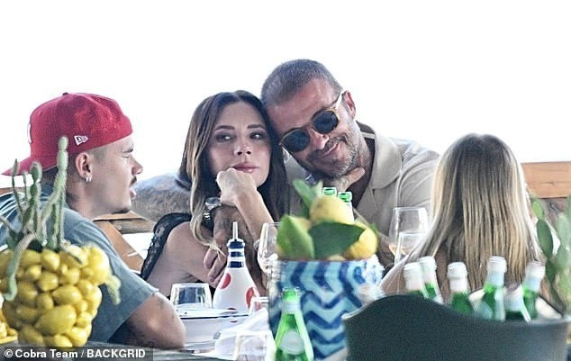 Cư dân mạng bình luận: “Ông già Beckham đang làm trò trước ống kính máy quay. Chắc ông ta nghĩ chúng ta cũng khờ khạo như họ”, “Họ đang đóng vai gia đình hạnh phúc phòng trường hợp Brooklyn nhìn thấy. Họ muốn cậu ta cảm thấy bị bỏ rơi khỏi những buổi tụ họp gia đình vui vẻ, tuyệt vời và tràn ngập tình cảm. Họ nghĩ mọi người đều ngu ngốc sao?”, “Vì paparazzi, David Beckham đột nhiên yêu say đắm một lần nữa. Hành vi không chung thủy của anh ta được ghi chép đầy đủ”, “Thêm nhiều bức ảnh dàn dựng nữa”, “Tất cả chỉ là diễn”, “Cả ba người con trai đều lười biếng”, “Tôi thực sự sốc trước sự tuyệt vọng của họ. Chẳng lẽ họ không đủ tiền sao? Đông con, sức khỏe tốt, sao họ lại bất an đến thế? Con trai hư hỏng thế còn cố hơn thua với nó làm gì”, “Ít nhất một đứa con đã đào tẩu. Ba đứa còn lại đi khắp thế giới mà không làm gì có ích và lại xăm thêm hình như bố”…