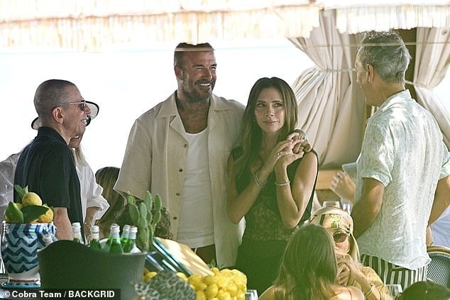 Vợ chồng Beckham tình cờ gặp lại nam diễn viên Richard E Grant trong nhà hàng và cùng nhau trò chuyện vui vẻ. Richard nổi tiếng với vai diễn Clifford, quản lý của Spice Girls, trong bộ phim Spice World. Tất cả thành viên nhóm nhạc nữ đình đám một thời đều góp mặt trong tác phẩm này.