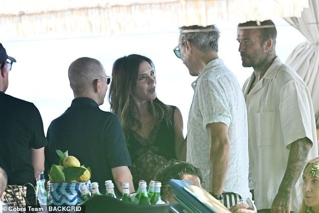 Vợ chồng Beckham tình cờ gặp lại nam diễn viên Richard E Grant trong nhà hàng và cùng nhau trò chuyện vui vẻ. Richard nổi tiếng với vai diễn Clifford, quản lý của Spice Girls, trong bộ phim Spice World. Tất cả thành viên nhóm nhạc nữ đình đám một thời đều góp mặt trong tác phẩm này.