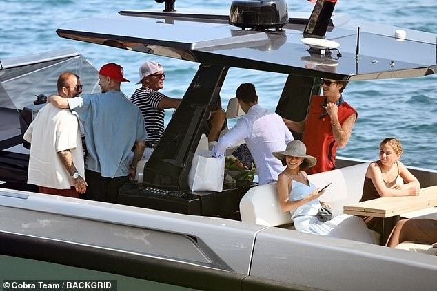Gia đình Beckham cùng bạn bè đến và rời nhà hàng bằng thuyền nhỏ. Họ dành hầu hết thời gian trên chiếc du thuyền đắt đỏ của gia đình.