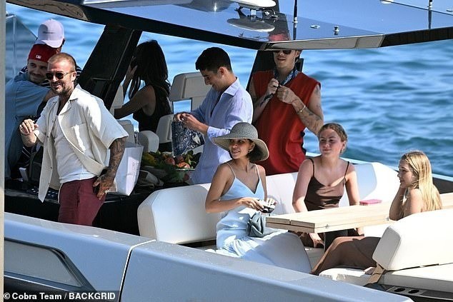 Gia đình Beckham cùng bạn bè đến và rời nhà hàng bằng thuyền nhỏ. Họ dành hầu hết thời gian trên chiếc du thuyền đắt đỏ của gia đình.