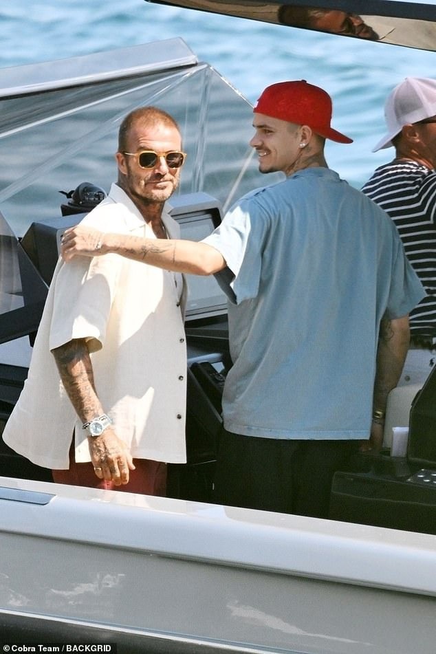 Khác với cậu cả xa cách, Beckham thân thiết với con trai thứ.