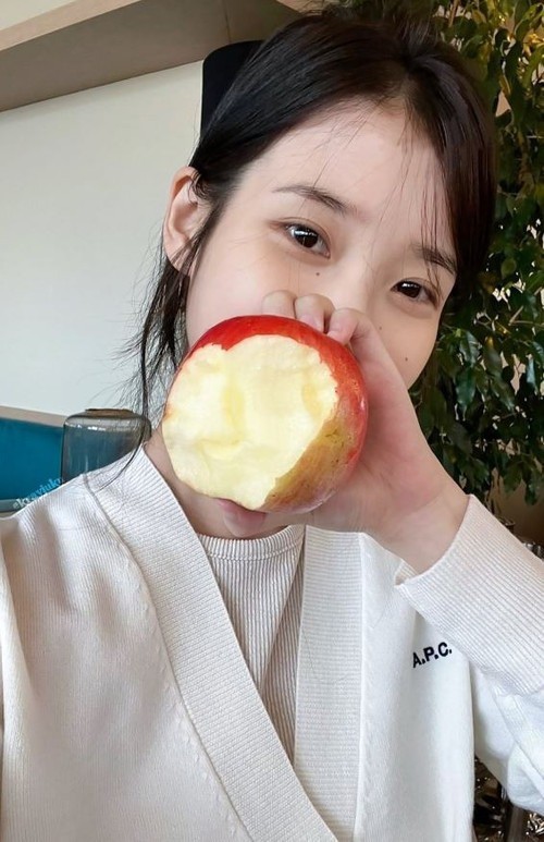 Thực đơn ăn kiêng chỉ với táo, khoai lang và protein của IU từng gây sốt ở Hàn Quốc. Ảnh: Instagram.