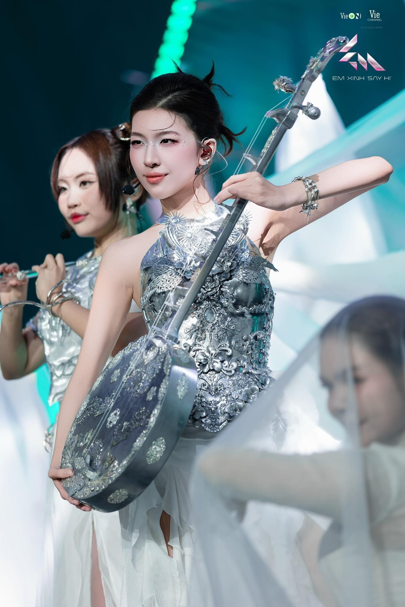 Tại Em Xinh "Say Hi", Lamoon ghi dấu ấn với hình tượng "bạch nguyệt quang" (mối tình đầu). Những khoảnh khắc trong trẻo, khoe visual thanh tú của tân binh 22 tuổi gợi nhớ tới Jang Won Young, khiến người hâm mộ xao xuyến.