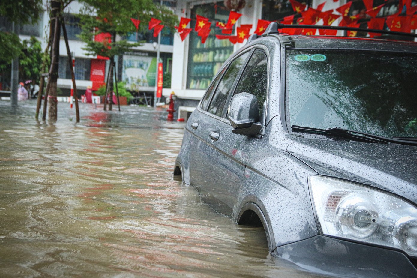 &#39;Ốc đảo triệu đô&#39; ngập sâu, người dân bỏ xe, vật vã lội nước đi làm - 14