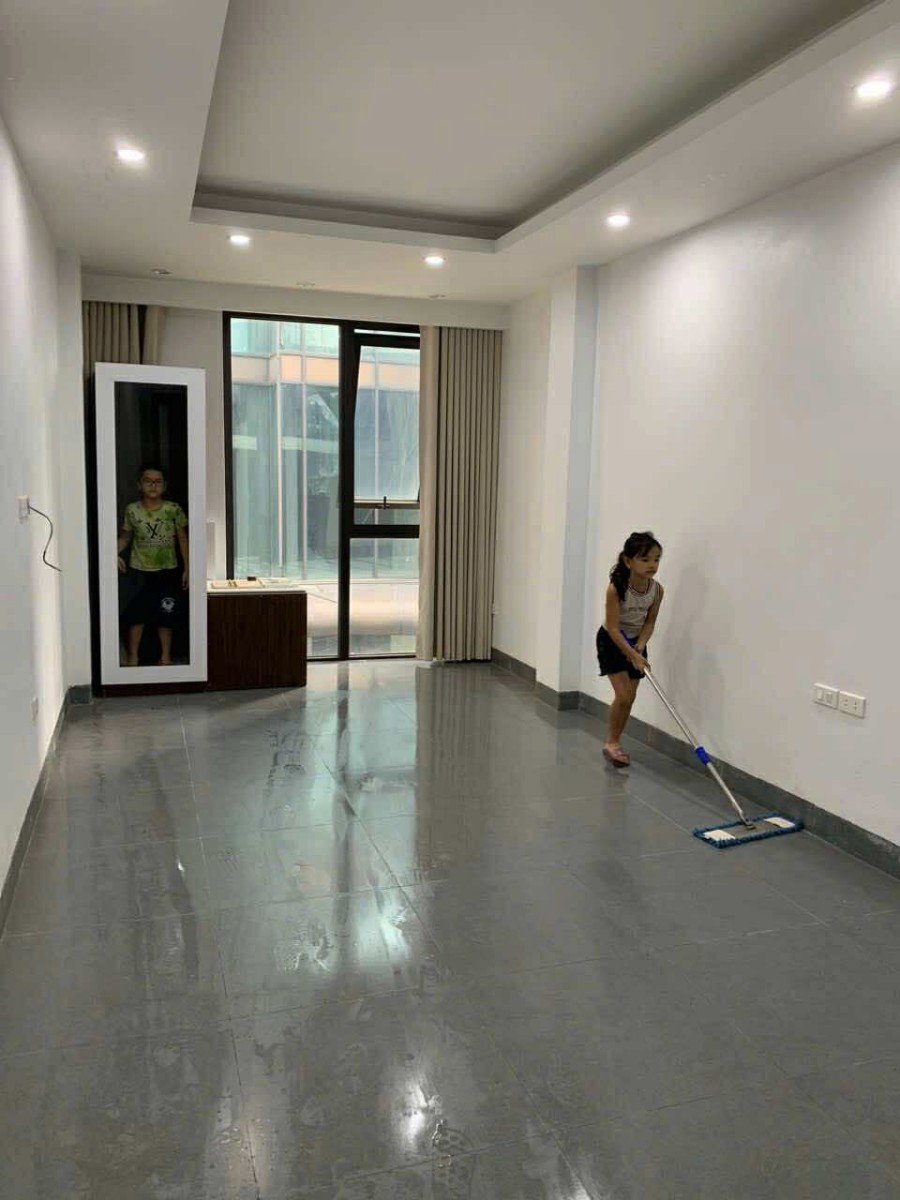 Phòng trống được trang bị chiếu và chăn, gối để ngủ