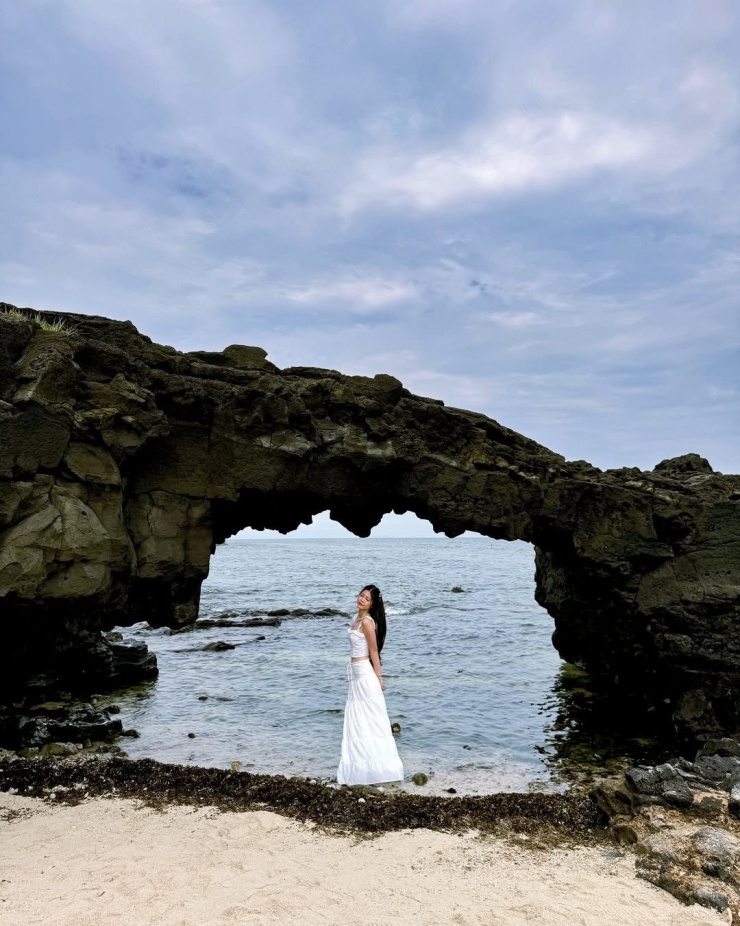Nếu đặc khu Lý Sơn được ví như “thiên đường giữa biển khơi” của miền Trung thì Cổng Tò Vò lại chính là biểu tượng khiến bao du khách ngỡ ngàng ngay từ cái nhìn đầu tiên. Ảnh lizzsme