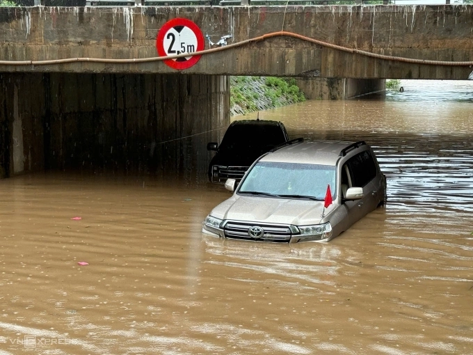 Ôtô chết máy khi đi qua hầm chui. Ảnh: Lộc Chung