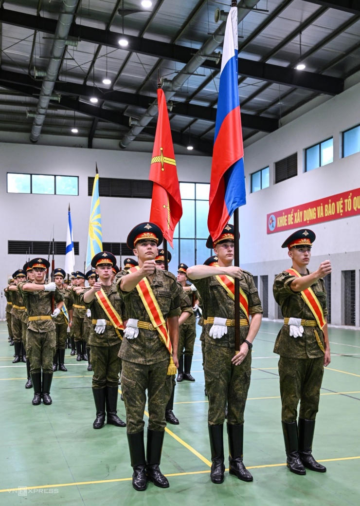 Quân nhân Nga luyện tập chuẩn bị cho diễu binh Việt Nam. Video: Hoàng Phương - Nguyễn Tiến