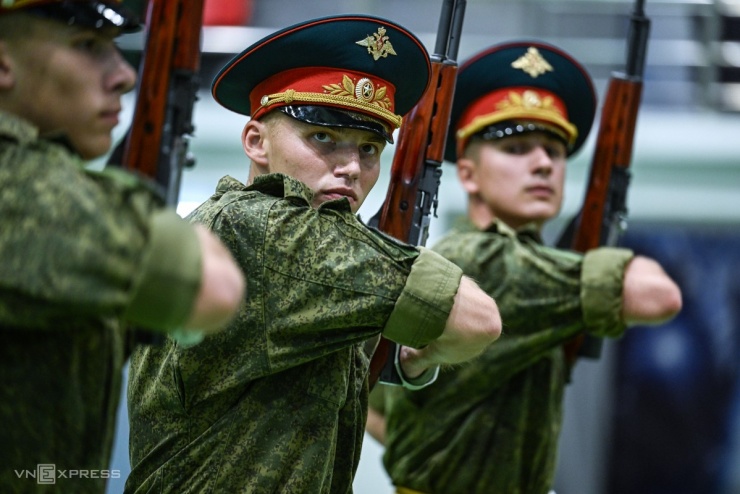 Quân nhân Nga luyện tập trước diễu binh - 11