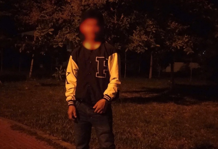 Hình ảnh được gia đình cung cấp ghi nhận anh T. mặc chiếc áo khoác giống với chiếc áo thu tại hiện trường.