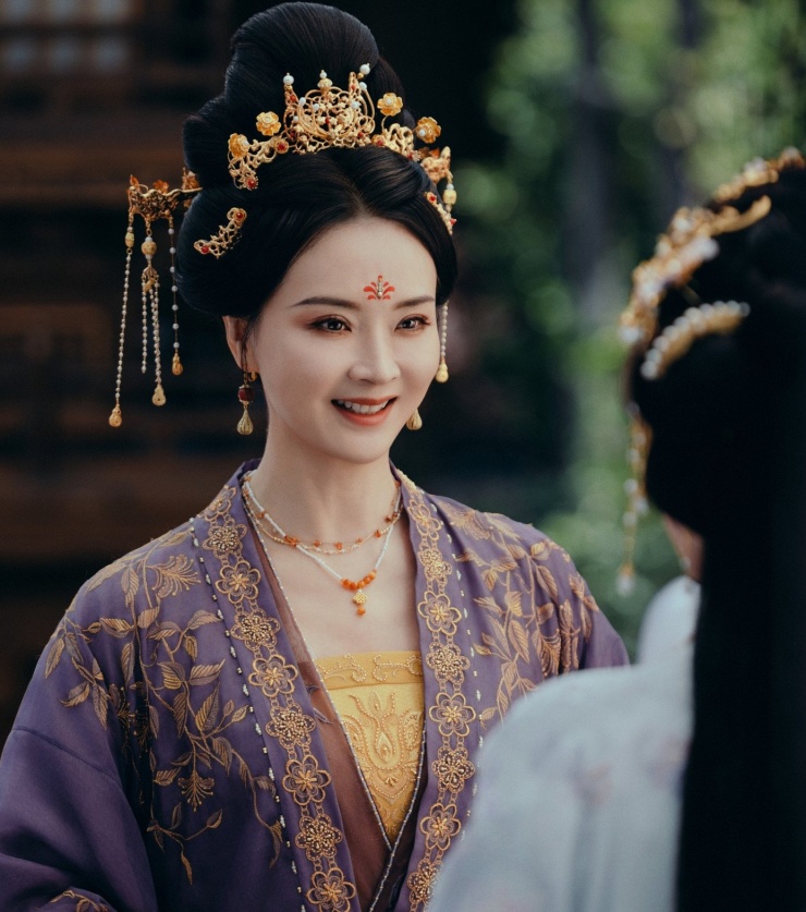 Vương Diễm từ vị thế dâu hào môn, giờ buộc phải đi bán hàng trực tuyến để nuôi gia đình. Cô cũng chăm chỉ đóng phim hơn, không ngại vào vai phụ, khách mời.