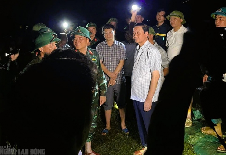 Ông Đỗ Minh Tuấn, Chủ tịch UBND tỉnh Thanh Hóa, tới hiện trường chỉ đạo khắc phục sự cố vỡ kênh