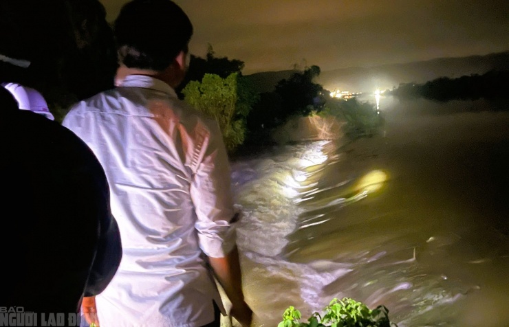 Kênh vỡ khiến nước tràn vào đồng ảnh hưởng tới hàng trăm ha lúa của người dân