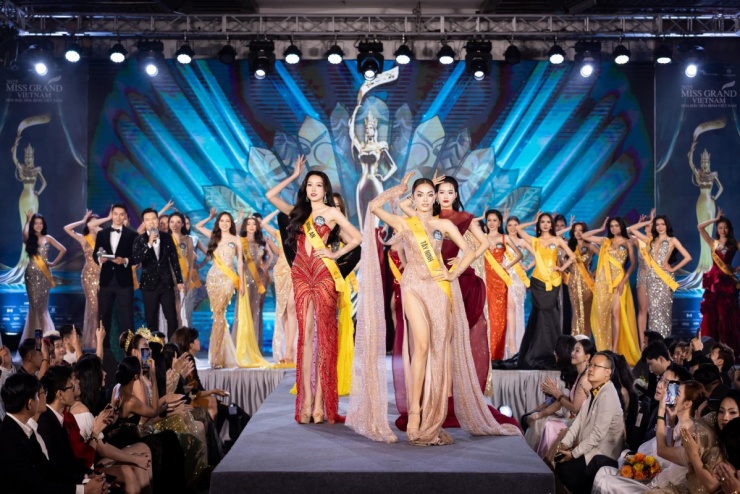 Trong buổi họp báo công bố thí sinh và trao sash Miss Grand Vietnam 2025 hôm 21/8, Lê Thu Trà - thí sinh Nghệ An - diện chiếc đầm đỏ rực của NTK Thượng Gia Kỳ. Cô cho biết cảm thấy may mắn khi được nhận số báo danh 456 rất đẹp và dễ nhớ.