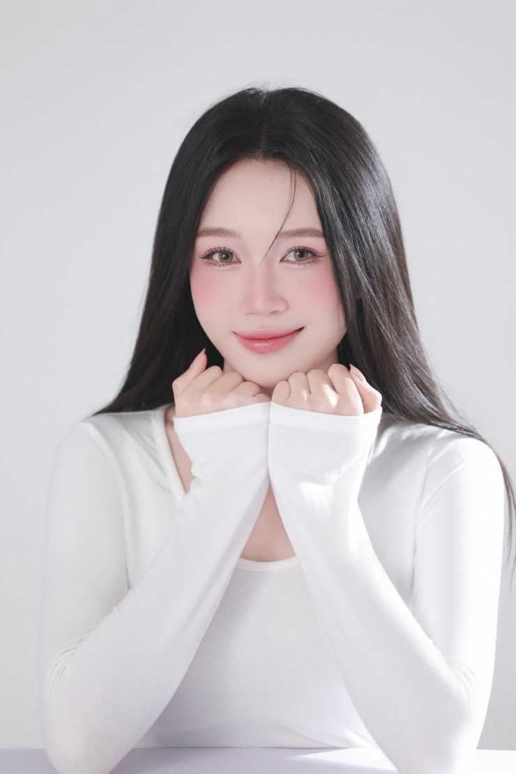 'Miss Grand Vietnam thiên về kỹ năng trình diễn, thuyết trình. Hiện tôi nỗ lực trau dồi và hoàn thiện những phần còn thiếu sót. Tôi cũng bắt đầu thay đổi hình ảnh, phong cách từ thanh lịch thành cô gái sexy, quyến rũ hơn', người đẹp nói.
