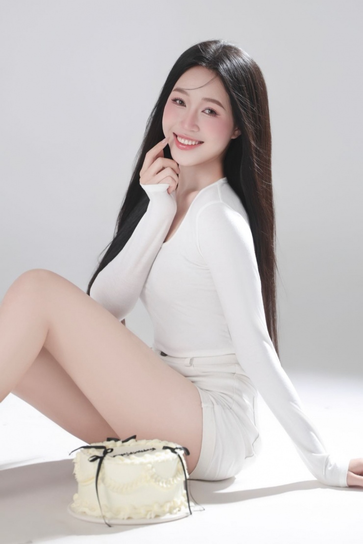 Trước đây, Lê Thu Trà thường theo đuổi hình ảnh nhẹ nhàng, trong sáng. Cô còn được nhận xét có nét hao hao hoa hậu Đỗ Thị Hà mỗi khi nở nụ cười rạng rỡ.