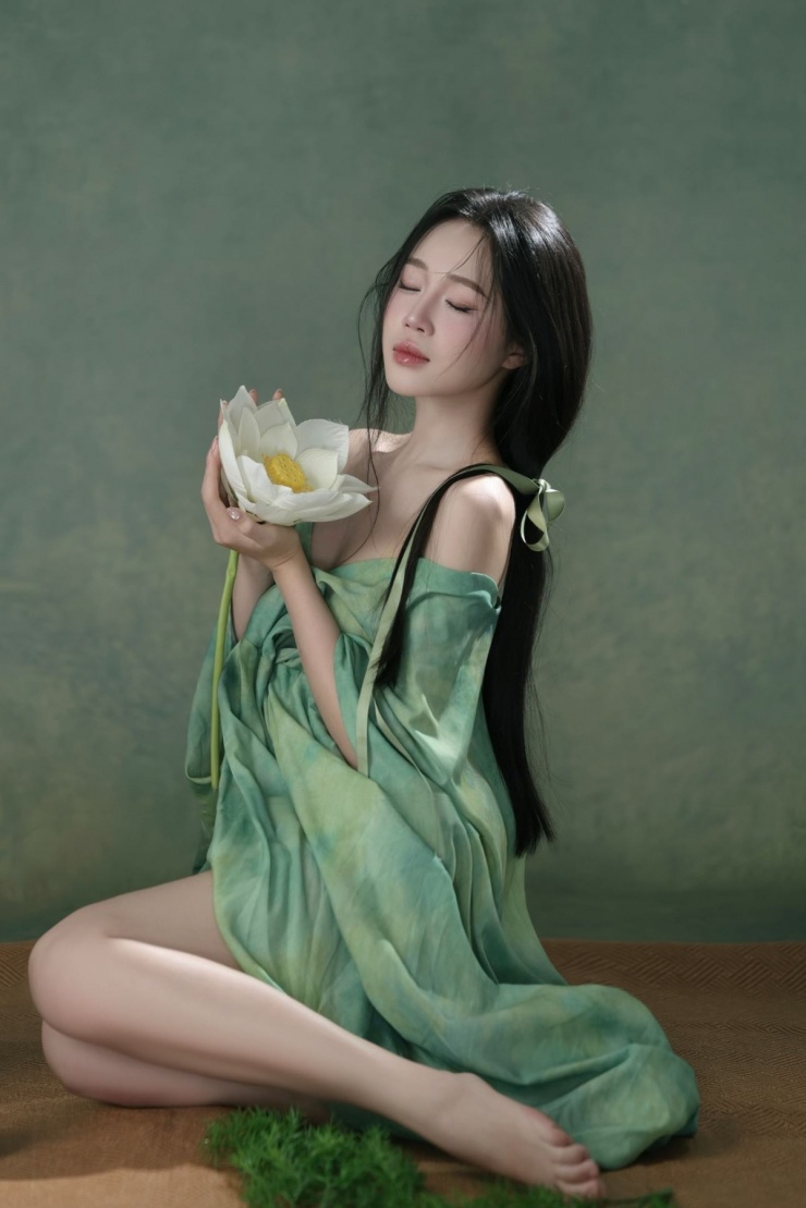 Để chuẩn bị cho lần thứ hai thi hoa hậu, mỹ nhân xứ Nghệ tích cực hoàn thiện các kỹ năng. 'Lịch trình một ngày của tôi gồm tập catwalk, giải phóng hình thể, tập gym, học hát và lên ý tưởng trang phục cho các phần thi, các ngày xuất hiện', Lê Thu Trà chia sẻ.