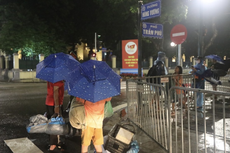 Trải chiếu giữ chỗ xuyên đêm chờ xem Sơ duyệt diễu binh 2/9 - 1