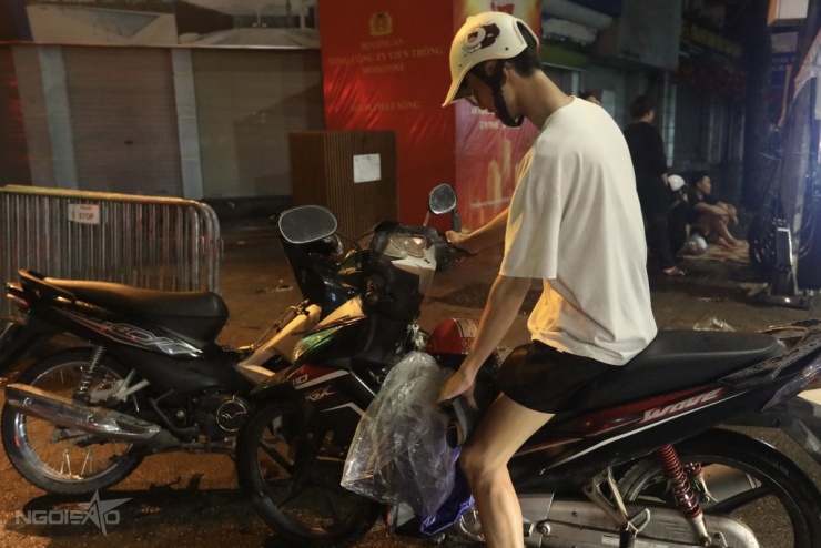 Trải chiếu giữ chỗ xuyên đêm chờ xem Sơ duyệt diễu binh 2/9 - 4