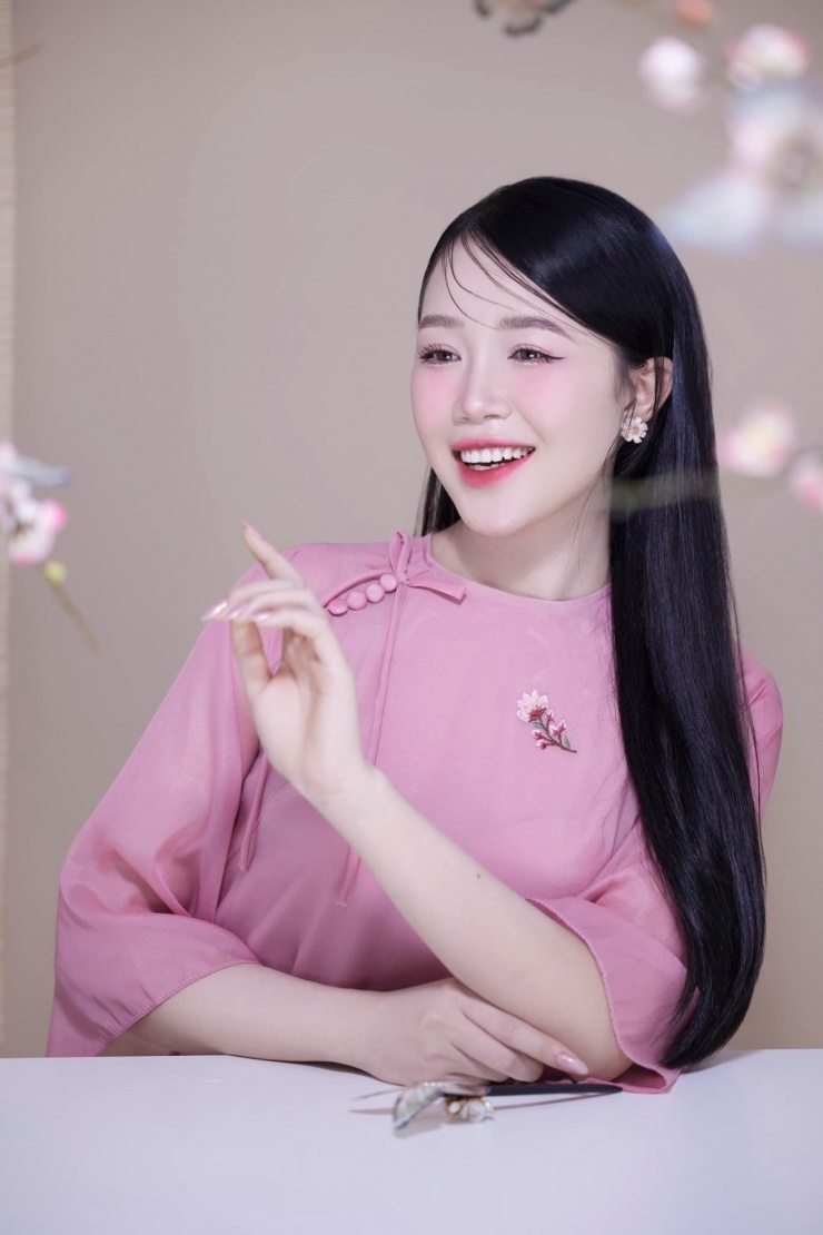 Là Đại sứ Áo dài Việt Nam 2023, Lê Thu Trà cho biết cô rất thích mặc áo dài. Cô cũng mong giúp trang phục này ngày càng gần gũi với giới trẻ.