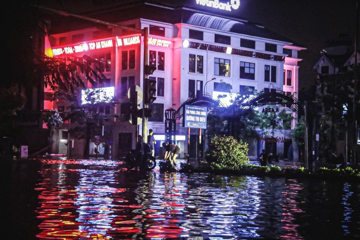 24 giờ mất điện, nước: Hàng trăm hộ dân ở 'làng' biệt thự triệu đô Hà Nội thắp đèn dầu, loay hoay 'chạy' ngập - 2