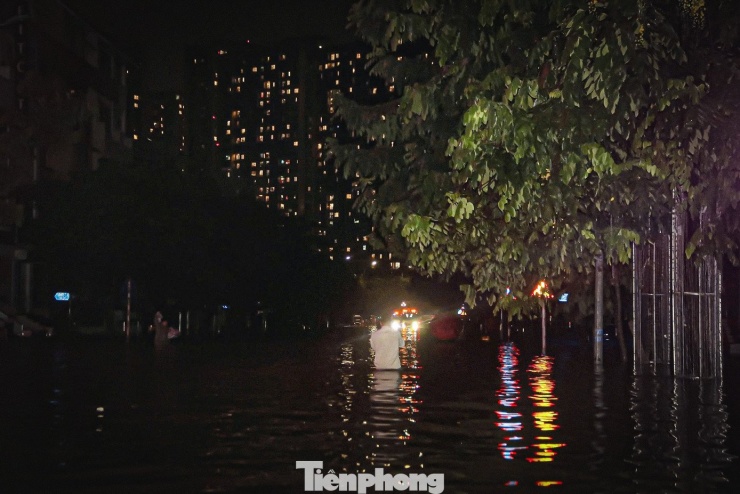 24 giờ mất điện, nước: Hàng trăm hộ dân ở 'làng' biệt thự triệu đô Hà Nội thắp đèn dầu, loay hoay 'chạy' ngập - 3