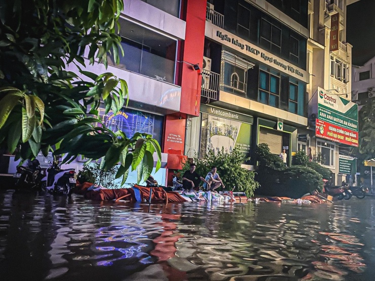 24 giờ mất điện, nước: Hàng trăm hộ dân ở 'làng' biệt thự triệu đô Hà Nội thắp đèn dầu, loay hoay 'chạy' ngập - 7