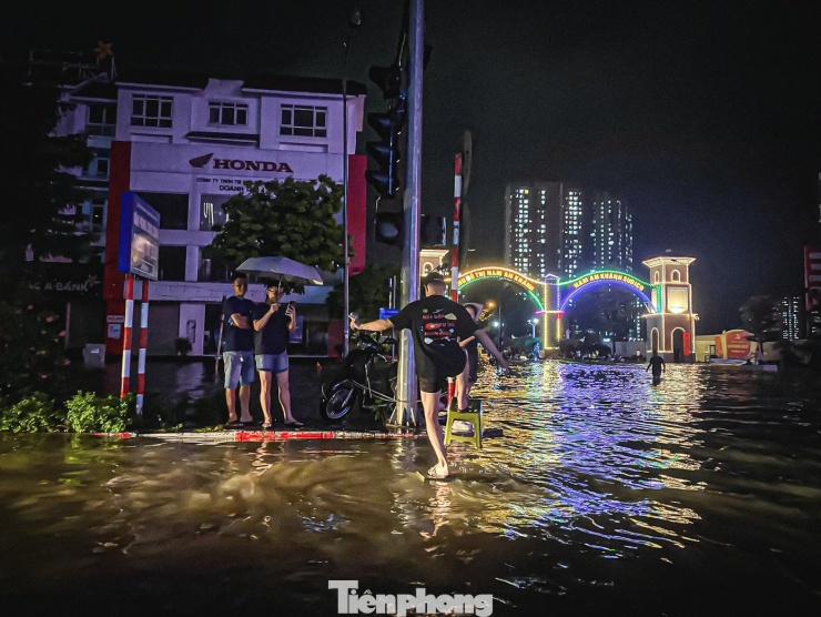 24 giờ mất điện, nước: Hàng trăm hộ dân ở 'làng' biệt thự triệu đô Hà Nội thắp đèn dầu, loay hoay 'chạy' ngập - 8