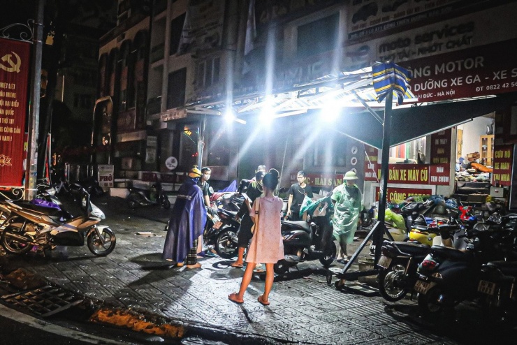 24 giờ mất điện, nước: Hàng trăm hộ dân ở 'làng' biệt thự triệu đô Hà Nội thắp đèn dầu, loay hoay 'chạy' ngập - 11