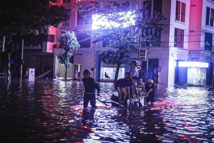 24 giờ mất điện, nước: Hàng trăm hộ dân ở 'làng' biệt thự triệu đô Hà Nội thắp đèn dầu, loay hoay 'chạy' ngập - 12