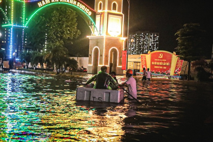 24 giờ mất điện, nước: Hàng trăm hộ dân ở 'làng' biệt thự triệu đô Hà Nội thắp đèn dầu, loay hoay 'chạy' ngập - 13