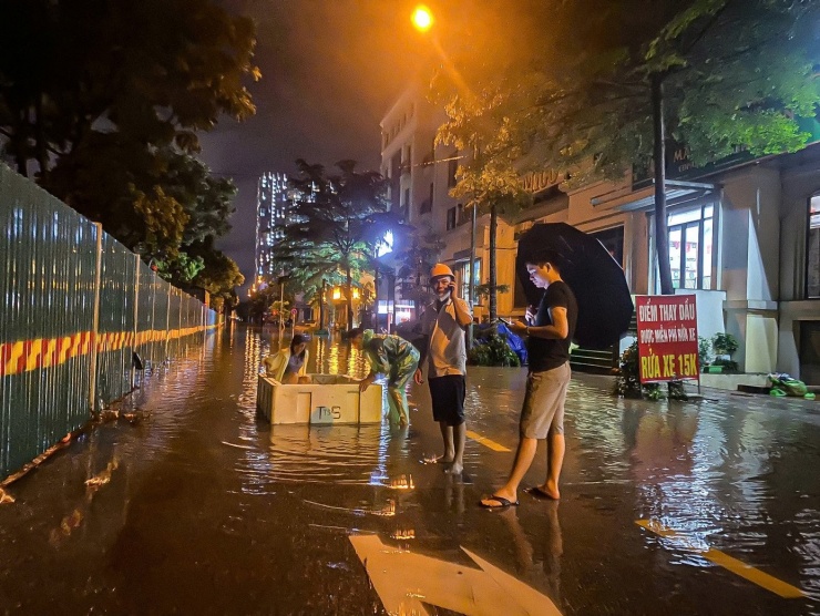 24 giờ mất điện, nước: Hàng trăm hộ dân ở 'làng' biệt thự triệu đô Hà Nội thắp đèn dầu, loay hoay 'chạy' ngập - 14