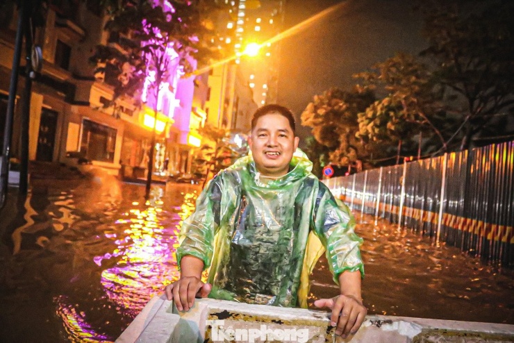 24 giờ mất điện, nước: Hàng trăm hộ dân ở 'làng' biệt thự triệu đô Hà Nội thắp đèn dầu, loay hoay 'chạy' ngập - 15