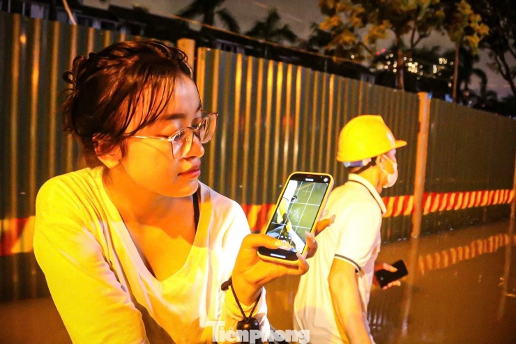 24 giờ mất điện, nước: Hàng trăm hộ dân ở 'làng' biệt thự triệu đô Hà Nội thắp đèn dầu, loay hoay 'chạy' ngập - 16