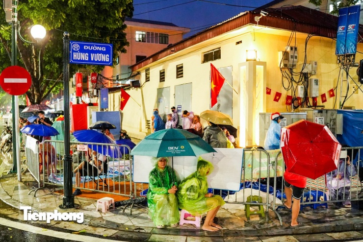 Người dân đội mưa cắm trại xuyên đêm chờ xem sơ duyệt diễu binh, diễu hành - 1