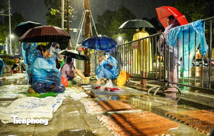 Người dân đội mưa cắm trại xuyên đêm chờ xem sơ duyệt diễu binh, diễu hành - 5