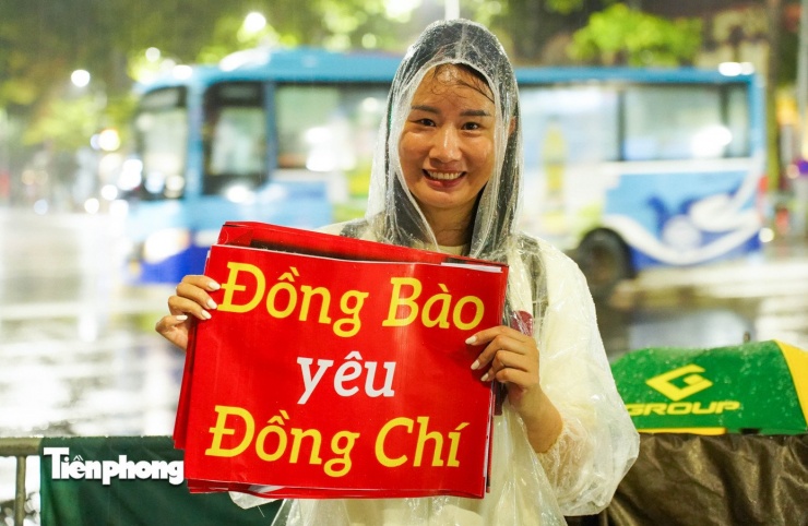 Người dân đội mưa cắm trại xuyên đêm chờ xem sơ duyệt diễu binh, diễu hành - 9