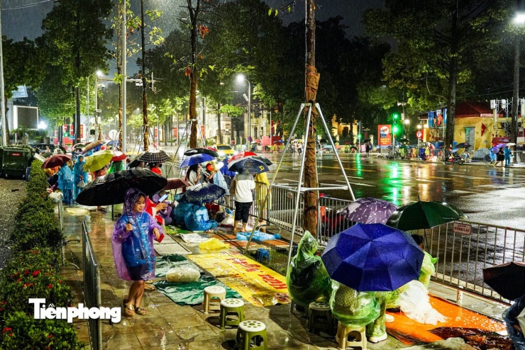 Người dân đội mưa cắm trại xuyên đêm chờ xem sơ duyệt diễu binh, diễu hành - 13