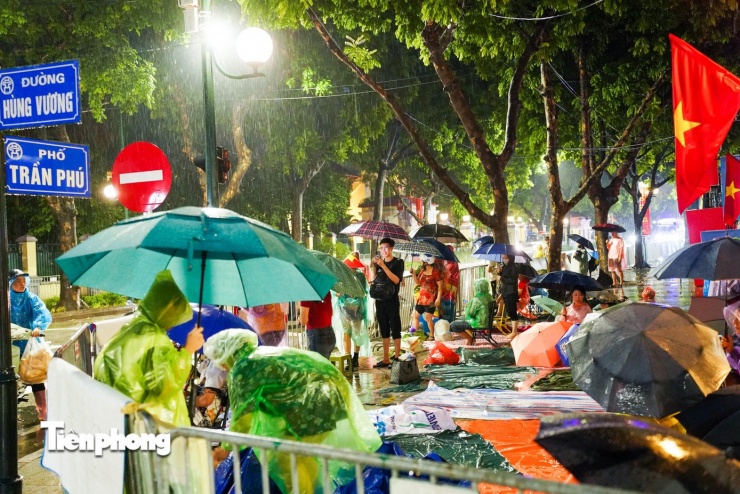 Người dân đội mưa cắm trại xuyên đêm chờ xem sơ duyệt diễu binh, diễu hành - 12