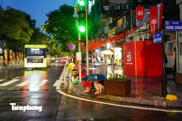 Người dân đội mưa cắm trại xuyên đêm chờ xem sơ duyệt diễu binh, diễu hành - 16