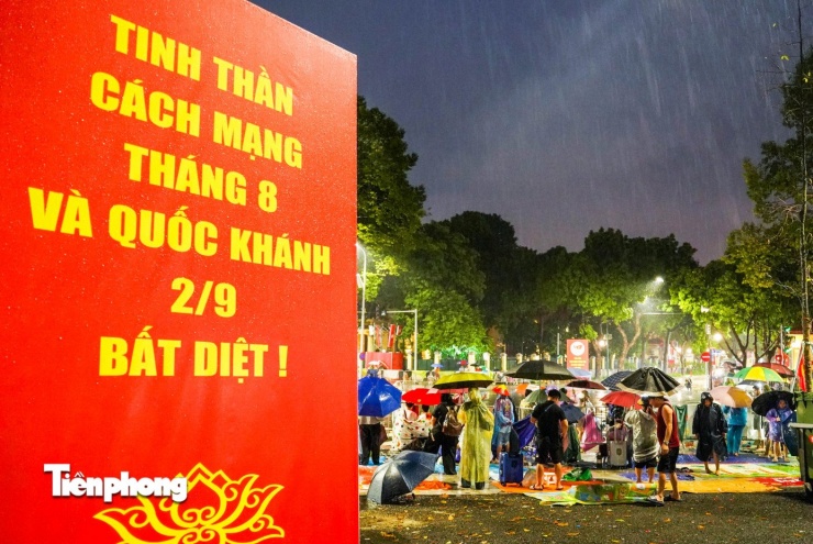 Người dân đội mưa cắm trại xuyên đêm chờ xem sơ duyệt diễu binh, diễu hành - 19