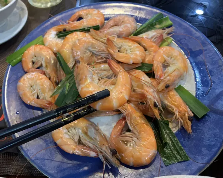 Tôm chứa nhiều cholesterol, nhưng nếu bạn ăn tôm thường xuyên, liệu nó có thực sự làm tăng cholesterol trong máu không? Ảnh: PHƯƠNG LÊ.