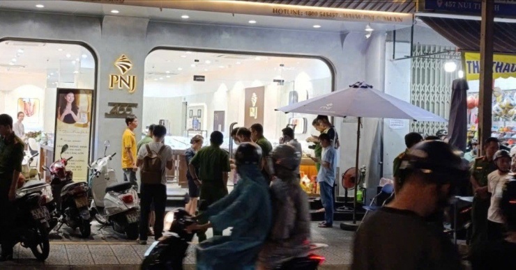 Công an có mặt tại tiệm vàng nơi xảy ra sự việc.