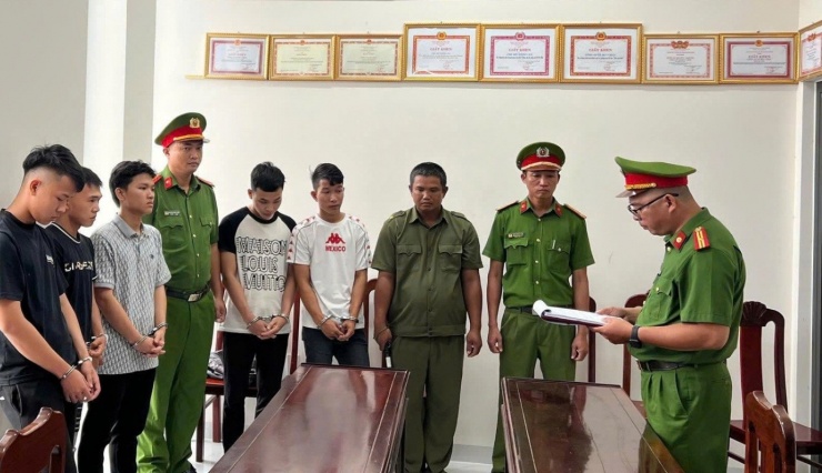 5 đối tượng bị công an khởi tố, bắt tạm giam về hành vi “Gây rối trật tự công cộng”. Ảnh CA