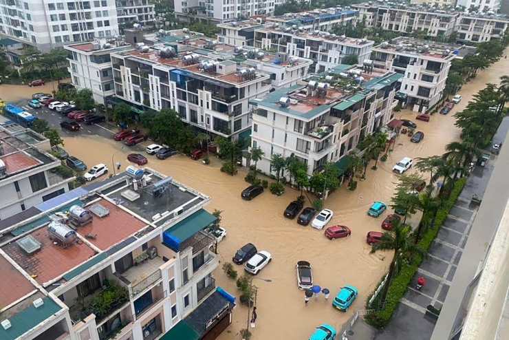 Đường tại khu đô thị bị nước bùn tràn ngập. Ảnh: Hạ Long Thả Gió